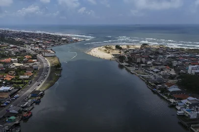 IMBÉ, RS, BRASIL, 17/01/2026: Barra de Imbé, no Litoral Norte gaúcho, prevê a construção de uma tubulação pela Corsan (Aegea) para lançar efluentes tratados de municípios vizinhos (Xangri-lá e Capão da Canoa) no Rio Tramandaí. Fotos: Duda Fortes/Agencia RBS<!-- NICAID(16205943) -->