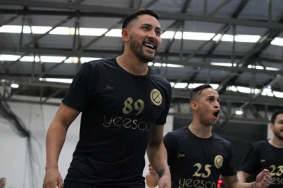 Sercesa jogou algumas partidas com uniforme preto e sem o escudo do clube