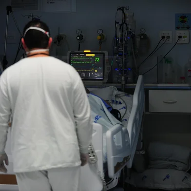 VACARIA, RS, BRASIL, 18/05/2021. UTI DO HOSPITAL - UTI GERAL - Vacaria está sob toque de recolher e aulas suspensas por causa do aumento de casos de covid-19. Diante do número crescente de casos de covid-19, a prefeitura de Vacaria publicou um decreto, na segunda-feira (17), com medidas mais restritivas para tentar conter a disseminação do coronavírus na cidade. Na foto, Hospital Nossa Senhora da Oliveira, UTI Geral. (Porthus Junior/Agência RBS)<!-- NICAID(14786004) -->