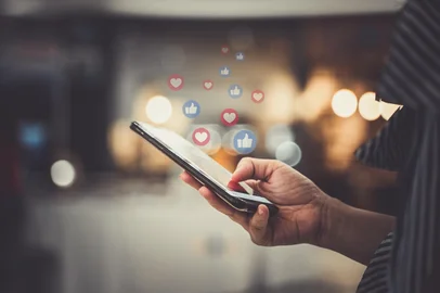 Hand using smartphone with Social media concept.Fonte: 226367431<!-- NICAID(15665134) -->