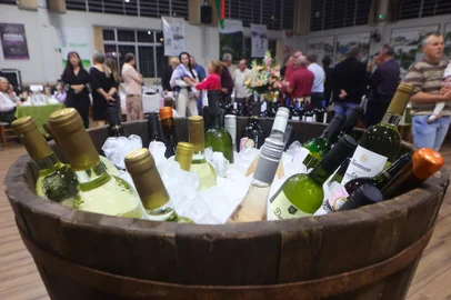 A participação recorde de amostras – foram 295 – é um indicativo da representatividade do Concurso dos Melhores Vinhos, Sucos de Uva e Espumantes de Caxias do Sul, que chegou à sua 26ª edição. Na noite deste sábado (23.09), representantes das 39 vinícolas participantes, autoridades, convidados e imprensa estiveram no evento de premiação. Do total, 90 amostras foram premiadas sendo 12 com a Medalha Grande Ouro (notas acima de 93), 64 com a Medalha Ouro e 13 com a Prata. Ainda, nesta edição houve a premiação da Pipa Destaque, que foi para o vinho tinto de mesa bordô da Itália Granja e Vinícola.<!-- NICAID(15549566) -->