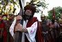 Com participação da população para levar a cruz de Cristo, espetáculo reúne centenas de devotos nesta Sexta-Feira Santa