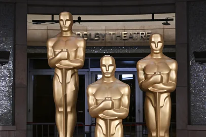 Oscar statues stand in front of the Dolby Theatre ahead of the 97th Annual Academy Awards in Hollywood, California on March 1, 2025. (Photo by ANGELA WEISS / AFP)Editoria: ACELocal: HollywoodIndexador: ANGELA WEISSSecao: cinemaFonte: AFPFotógrafo: STF<!-- NICAID(15987327) -->