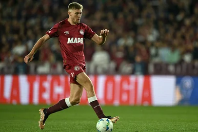 Luis ROBAYO / AFP Lanus' midfielder #19 Rodrigo Castillo runs with the ball before scoring his team's first goal during the Copa Sudamericana semifinal second leg football match between Argentina's Lanus and Chile's Universidad de Chile at the Ciudad de Lanus stadium in Lanus, Buenos Aires province, on October 30, 2025. (Photo by Luis ROBAYO / AFP)Editoria: SPOLocal: LanusIndexador: LUIS ROBAYOSecao: soccerFonte: AFPFotógrafo: STF<!-- NICAID(16164939) -->