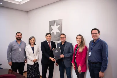 Empresa Bertolini, de Bento Gonçalves, fecha parceria com a Universidade de Caxias do Sul e passa a integrar TecnoUCS.Da esquerda para a direita: coordenador executivo do TecnoUCS, professor César Panisson; pró-reitora de Inovação e Desenvolvimento Tecnológico, professora Neide Pessin; reitor da UCS, professor Gelson Leonardo Rech; CTO da Bertolini, Jeferson Bertolini; Ana Paula Demicheli, gerente de Pessoas e Cultura da Bertolini; sub-reitor do Campus Universitário da Região dos Vinhedos, professor Fabiano Larenti. <!-- NICAID(15701833) -->