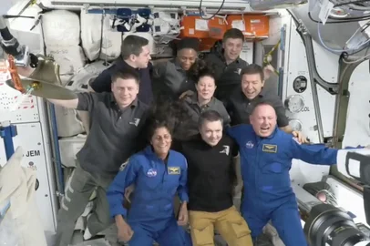 Boeing's Starliner docks with the ISSThis screengrab from NASA shows astronaut Suni Williams (seated L) and Butch Wilmore (seated R) posing with the crew of the International Space Station (ISS) after the docking of the Boeing Starliner on June 6, 2024. A Boeing Starliner capsule carrying its first ever NASA astronauts docked with the International Space Station on Thursday after overcoming some challenges affecting its propulsion system. (Photo by Handout / NASA / AFP) / RESTRICTED TO EDITORIAL USE - MANDATORY CREDIT "AFP PHOTO / NASA" - NO MARKETING NO ADVERTISING CAMPAIGNS - DISTRIBUTED AS A SERVICE TO CLIENTS / The erroneous mention appearing in the metadata of this photo by Handout has been modified in AFP systems in the following manner: [after the docking of the Boeing Starliner] instead of [after the docking of the SpaceX Starship]. Please immediately remove the erroneous mention[s] from all your online services and delete it from your servers. If you have been authorized by AFP to distribute it to third parties, please ensure that the same actions are carried out by them. Failure to promptly comply with these instructions will entail liability on your part for any continued or post notification usage. Therefore we thank you very much for all your attention and prompt action. We are sorry for the inconvenience this notification may cause and remain at your disposal for any further information you may require.Editoria: SCILocal: In spaceIndexador: HANDOUTSecao: space programmeFonte: NASAFotógrafo: Handout<!-- NICAID(15782748) -->