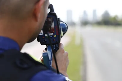 PORTO ALEGRE, RS, BRASIL - 12/07/2019 - EPTC utiliza radar móvel para fiscalização do trânsito na Av. Beira Rio. (FOTO: ANSELMO CUNHA/ESPECIAL)<!-- NICAID(14162526) -->