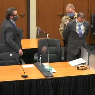 This screenshot obtained from video feed via Court TV, shows former Minneapolis police officer Derek Chauvin (R) being handcuffed after the verdict was read in his trial in the killing of George Floyd, in Minneapolis, Minnesota, on April 20, 2021. - Derek Chauvin, a white former Minneapolis police officer, was convicted on April 20 of murdering African-American George Floyd after a racially charged trial that was seen as a pivotal test of police accountability in the United States. (Photo by - / Court TV / AFP) / RESTRICTED TO EDITORIAL USE - MANDATORY CREDIT "AFP PHOTO / COURT TV" - NO MARKETING - NO ADVERTISING CAMPAIGNS - DISTRIBUTED AS A SERVICE TO CLIENTSEditoria: SOILocal: MinneapolisIndexador: -Secao: racismFonte: Court TVFotógrafo: Handout<!-- NICAID(14762865) -->