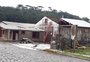 Estradas bloqueadas e casas destelhadas: temporal causa estragos no interior de Caxias