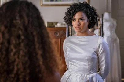 Raquel (TaÃ­s Araujo) discute com FÃ¡tima (Bella Campos) e rasga o vestido de noiva da filha. <!-- NICAID(16075817) -->
