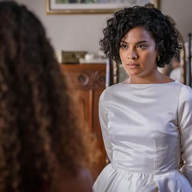 Raquel (TaÃ­s Araujo) discute com FÃ¡tima (Bella Campos) e rasga o vestido de noiva da filha. <!-- NICAID(16075817) -->