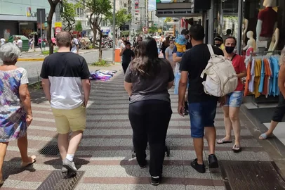 Véspera de Natal movimenta comércio e mercados de Caxias<!-- NICAID(14976436) -->