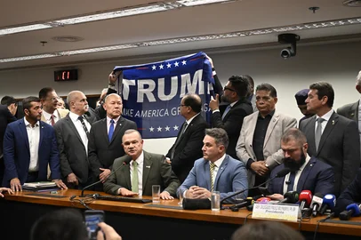 BRASILIA, REUNIAO DA COMISSAO DE SEGURANCA PUBLICA E O CRIME ORGANIZADODF - BRASÍLIA, REUNIÃO DA COMISSÃO DE SEGURANÇA PÚBLICA E O CRIME ORGANIZADO - GERAL - DF - BRASÍLIA - 22/07/2025 - BRASÍLIA, REUNIÃO DA COMISSÃO DE SEGURANÇA PÚBLICA E O CRIME ORGANIZADO - Deputados levantam bandeira em apoio ao presidente norte-americano, Donald Trump, durante reunião comissão de segurança pública e o crime organizado em apoio ao ex-presidente Jair Bolsonaro nesta terça-feira, 22 de julho de 2025. 22/07/2025 - Foto: MATEUS BONOMI/AGIF - AGÊNCIA DE FOTOGRAFIA/AGIF - AGÊNCIA DE FOTOGRAFIA/ESTADÃO CONTEÚDOEditoria: GERALLocal: BRASÍLIAIndexador: MATEUS BONOMIFotógrafo: AGIF - AGÊNCIA DE FOTOGRAFIA<!-- NICAID(16085534) -->