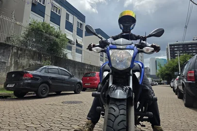 Denzel Valiente / Agencia RBS PORTO ALEGRE, RS, BRASIL, 05-11-2025: Trabalhador informal André Luis Silva do Nascimento ganha a vida como entregador de delivery por aplicativos. Foto: Denzel Valiente/Agência RBS<!-- NICAID(16162089) -->