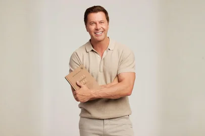 Fenômeno de popularidade com o projeto Café Com Deus Pai, o pastor evangélico Junior Rostirola estará em Caxias do Sul nesta quarta-feira para um encontro presencial com seus leitores e seguidores. Será na igreja Be One Church, (Rua Anselmo Crippa, 142/1, bairro Floresta), a partir das 19h30min. Os ingressos custam entre R$ 35 e R$ 110 (valor que inclui um exemplar da edição de lançamento de Café com Deus Pai - Porções Diárias de Amor, de 2020). <!-- NICAID(16268371) -->