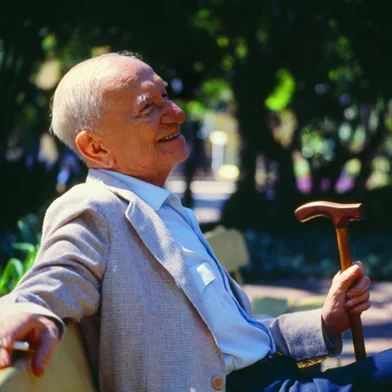 Mario Quintana na Praça da Alfândega em 1986. Foto de Liane Neves.<!-- NICAID(16096218) -->