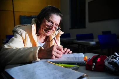 CAXIAS DO SUL, RS, BRASIL, 26/04/2023. Pauta para o Dia da Educação, com enfoque nos processos de alfabetização e letramento de jovens e adultos. Loirena Maria Casagrande, 68 anos. Aluna da Turma T4, do EJA na Escola Presidente Vargas, equivalente ao sétimo ano do Ensino Fundamental. (Porthus Junior/Agência RBS)<!-- NICAID(15413189) -->