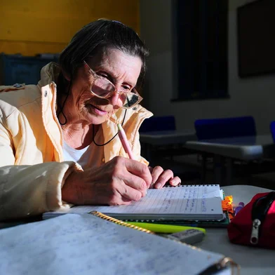 CAXIAS DO SUL, RS, BRASIL, 26/04/2023. Pauta para o Dia da Educação, com enfoque nos processos de alfabetização e letramento de jovens e adultos. Loirena Maria Casagrande, 68 anos. Aluna da Turma T4, do EJA na Escola Presidente Vargas, equivalente ao sétimo ano do Ensino Fundamental. (Porthus Junior/Agência RBS)<!-- NICAID(15413189) -->