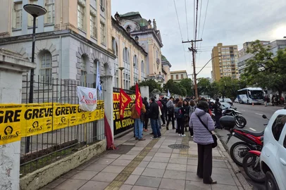 Técnicos administrativos e estudantes fazem uma mobilização no campus Centro da Universidade Federal do Rio Grande do Sul na manhã desta quarta-feira<!-- NICAID(16303215) -->