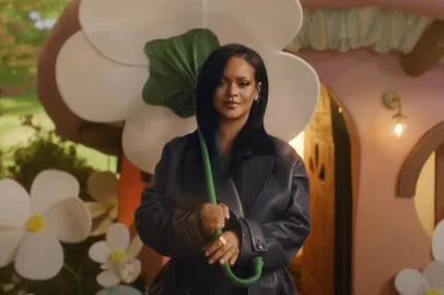 Três anos após o último lançamento, a cantora Rihanna lançou uma nova música. A canção foi feita para o filme "Smurfs", no qual irá dublar Smurfette.<!-- NICAID(16038782) -->