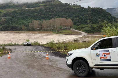 Ponte entre Bento Gonçalves e Cotiporã volta a ser bloqueada<!-- NICAID(16065241) -->