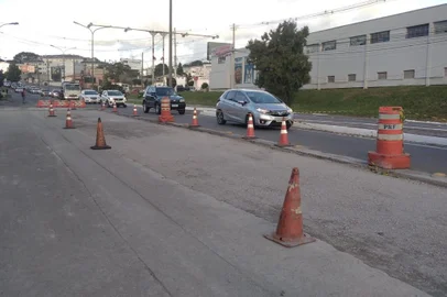 O Departamento Nacional de Infraestrutura de Transportes (Dnit) deve finalizar na sexta-feira (23) uma obra de drenagem no Km 147 da BR-116, em frente à unidade da Polícia Rodoviária Federal (PRF) de Caxias do Sul.Os trabalhos iniciaram na primeira semana do mês de fevereiro, bloqueando uma das pistas no sentido Ana Rech-Centro e deixando o conjunto de semáforos do mesmo sentido em amarelo piscante. Máquinas e trabalhadores realizam os serviços.<!-- NICAID(15684939) -->