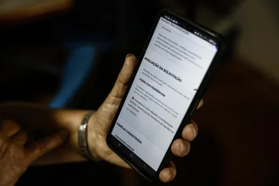 PORTO ALEGRE, RS, BRASIL - 2024.10.24 - Moradora de mancha da enchente na Zona Sul, Roseli Machado dos Santos, aguarda retorno do pedido de auxílio do governo. (Foto: André Ávila/ Agência RBS)Indexador: Andre Avila<!-- NICAID(15898194) -->