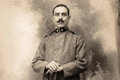 Depois de trabalhar e prosperar em Pelotas, o italiano Domenico Sacco largou tudo para lutar na Primeira Guerra Mundial. Ele morreu em batalha e foi reconhecido como herói na Itália. O imigrante veio com a família para o sul do Brasil no final do século 19.A história do italiano é resgatada no livro A última fronteira de Domenico Sacco, escrito por Flávio Sacco dos Anjos. Em um romance baseado em fatos reais, o professor e pesquisador da Universidade Federal de Pelotas (UFPel) conta a trajetória de seu tio-bisavô. <!-- NICAID(16272767) -->