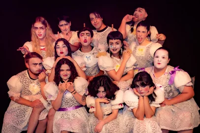Estão abertas as inscrições para a quinta edição do curso profissionalizante de teatro da Tem Gente Teatrando. A escola de Caxias do Sul é a única do interior gaúcho habilitada pelo Sindicato dos Artistas e Técnicos em Espetáculos de Diversões (SATED/RS) para fornecer o DRT, registro profissional de atores e atrizes. As inscrições são gratuitas e podem ser feitas até o dia 15 de fevereiro, por meio de formulário online que deve ser solicitado pelo WhatsApp (54) 99169-7586.foto: Mamutes Fodd, resultado da turma de 2024<!-- NICAID(15949481) -->