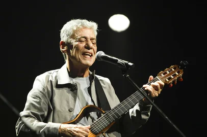 Chico Buarque<!-- NICAID(15251625) -->