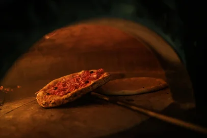 PORTO ALEGRE, RS, BRASIL, 09-07-2025: Dia da pizza: o fenômeno das pizzas napolitanas e onde encontrá-las em Porto Alegre. Grani, no bairro Rio Branco, nasceu em uma garagem, vai faturar R$ 5 milhões em 2025 e planeja nova loja. Foto: Renan Mattos / Agência RBS<!-- NICAID(16077057) -->