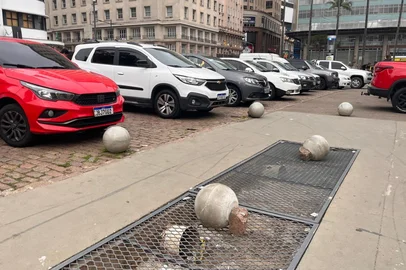 Esferas de concreto são removidas do Largo Glênio Peres<!-- NICAID(16126992) -->