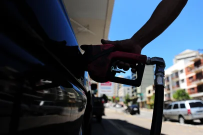 CAXIAS DO SUL, RS, BRASIL, 30/12/2022. A reportagem percorreu alguns postos de combustíveis para acompanhar o movimeno de clientes nos últimos dias do ano. (Bruno Todeschini/Agência RBS)Indexador: BTK<!-- NICAID(15308382) -->