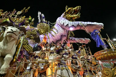 Revellers of the Mocidade Alegre samba school perform during the carnival parade at the Anhembi Sambadrome in Sao Paulo, Brazil, early on February 15, 2026. (Photo by Nelson ALMEIDA / AFP)<!-- NICAID(16227185) -->