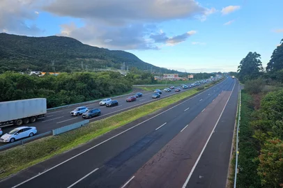 OSÓRIO, RS, BRASIL, 21-04-2025, 10h00: Trânsito na BR-290, a freeway, em Osório, na volta do feriado de Páscoa e Tiradentes. (Foto: Jean Costa/Agência RBS) <!-- NICAID(16021153) -->