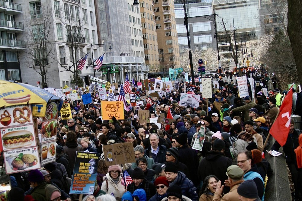 Manifestantes tomam as ruas de v&aacute;rias cidades dos Estados Unidos contra Donald Trump