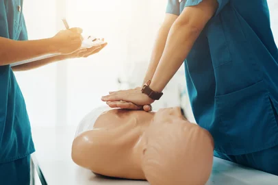 Hands, medical school and cpr for emergency, education or practical training in hospital as students. People, learning and healthcare for wellness, knowledge and first aid on dummy for study in JapanPORTO ALEGRE, RS, BRASIL, 09-06-2025: Primeiros socorros. Na foto, um exercício de CPR (Ressucitação Cardiopulmonar). FOTO: peopleimages.com/stock.adobe.comFonte: 1102983518<!-- NICAID(16055695) -->