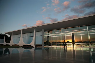 o presidente Jair Bolsonaro farÃ¡ declaraÃ§Ã£o Ã  imprensa na Ã¡rea externa do PalÃ¡cio da Alvorada, no espelho dâÃ¡gua. O presidente estarÃ¡ acompanhado do presidente do Senado Federal, Davi Alcolumbre; presidente da CÃ¢mara dos Deputados, Rodrigo Maia; ministro da Economia, Paulo Guedes; ministro da Infraestrutura, TarcÃ­sio Gomes de Freitas; ministro do Desenvolvimento Regional, RogÃ©rio Marinho; lÃ­der do Governo no Congresso Nacional, senador Eduardo Gomes; lÃ­der do Governo na CÃ¢mara dos Deputados, deputado Vitor Hugo; lÃ­der do Progressista na CÃ¢mara dos Deputados, deputado Arthur Lira; e vice-lÃ­der do Governo no Congresso Nacional, deputado Ricardo Barros.<!-- NICAID(15342124) -->