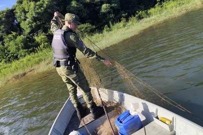 Polícia apreende mais de 1 km de redes de pesca ilegais em operação no Rio Passo Fundo<!-- NICAID(16200129) -->