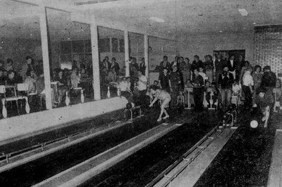 O ano de 1966 marcou o início da febre do boliche em Caxias do Sul. Em um intervalo de seis meses, foram inaugurados três estabelecimentos destinados à prática do então “esporte da atualidade”: o Boliche Caxias Clube, aberto em 29 de junho; o Ambassador, em 14 de julho; e o Moacara, inaugurado em 16 de dezembro. Destacamos aqui os primórdios do Boliche Caxias, localizado no terreno que pouco tempo depois abrigaria a moderna agência central do Banco do Brasil, na Rua Marquês do Herval, em frente à Praça Dante.Na foto: público nas pistas do Boliche Caxias em junho de 1966.<!-- NICAID(16329083) -->
