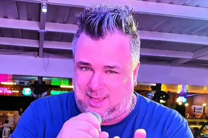 Um cantor sertanejo de 42 anos morreu ao cruzar o canteiro central, invadir a contramão, bater de frente contra outro carro e ser arremessado do veículo que dirigia na Rodovia Washington Luís (SP-310), na noite de quinta-feira (25), em São José do Rio Preto (SP).<!-- NICAID(16133308) -->