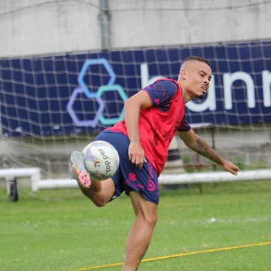 O Caxias treinou visando os próximos jogos do Gauchão. Na foto, o lateral-esquerdo Kelvyn.<!-- NICAID(15965491) -->