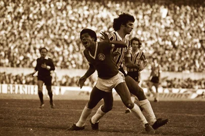 --CRÉDITO: Telmo Cúrcio da Silva, Agencia RBS, 22/08/1976-Dario e Anchieta disputando o Gre-Nal.Grenal da decisão do Campeonato Gaúcho de 1976.Inter Octacampeão.--CRÉDITO: Telmo Cúrcio da Silva, Agencia RBS, 22/08/1976-#ENVELOPE: 116145<!-- NICAID(563621) -->