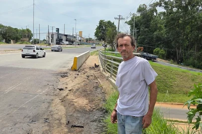 Paulo Rocha / Agencia RBS VIAMÃO, RS, BRASIL - 16/01/2026 - Manoel Valdomiro Silva dos Santos, 61 anos, foi o primeiro a chegar ao local de um acidente em Viamão e iniciar o resgate da passageira de 23 anos que estava no veículo (Foto: Paulo Rocha/Agencia RBS)<!-- NICAID(16205475) -->