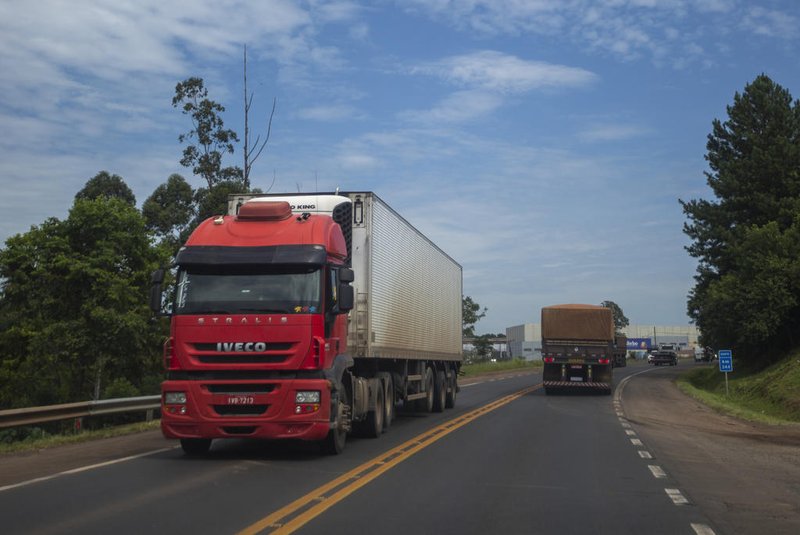 LAJEADO, RS, BRASIL - Opções de fotografias de caminhões carregados na via. Serão usadas em matéria sobre pesagem de caminhões em rodovias. (Foto: Jefferson Botega/Agencia RBS)Indexador: Jefferson Botega<!-- NICAID(14712506) -->