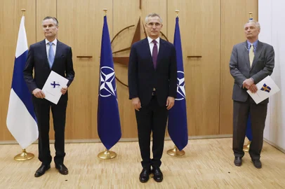 LtoR, Finland's Ambassador to NATO Klaus Korhonen, NATO Secretary-General Jens Stoltenberg and Sweden's Ambassador to NATO Axel Wernhoff pose during a ceremony to mark Sweden's and Finland's application for membership in Brussels, on May 18, 2022. - Finland and Sweden submitted their applications for NATO membership on May 18, 2022 and consultations were underway between the Allies to lift Turkey's opposition to the integration of the two Nordic countries into the Alliance. (Photo by JOHANNA GERON / POOL / AFP)<!-- NICAID(15098967) -->