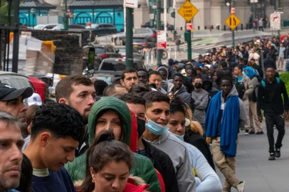 NEW YORK, NEW YORK - JUNE 6:Hundreds of asylum seekers line up outside of the Jacob K. Javits Federal Building on June 6, 2023 in New York City. New York City has provided sanctuary to over 46,000 asylum seekers since 2013, when the city passed a law prohibiting city agencies from cooperating with federal immigration enforcement agencies unless there is a warrant for the person's arrest.  David Dee Delgado/Getty Images/AFP (Photo by David Dee Delgado / GETTY IMAGES NORTH AMERICA / Getty Images via AFP)<!-- NICAID(15455665) -->