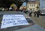 Motoristas e entregadores protestam contra buracos em ruas de Pelotas