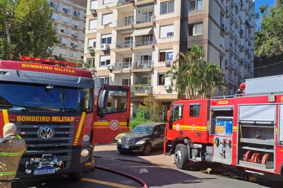 Um incêndio atingiu no final da manhã desta quarta-feira (17) um edifício residencial na zona sul de Porto Alegre. As chamas começaram pouco antes das 11h.<!-- NICAID(15430515) -->