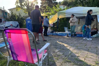 Há mais de 30 horas fora de casa, moradores montam acampamento para vigiar moradias interditadas, em Caxias do Sul.<!-- NICAID(16003568) -->